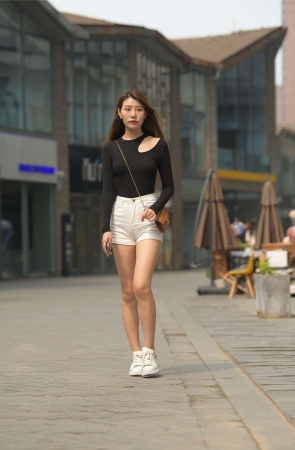 一始街拍作品 白色热裤大长腿美女