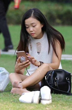 街拍大长腿长发女孩