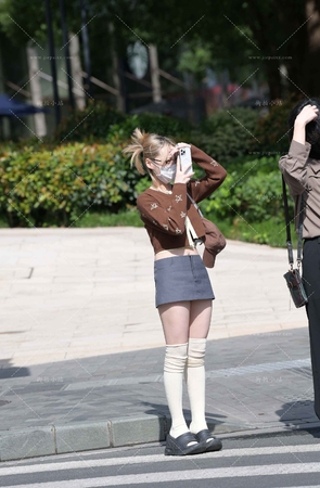 超短裙长筒袜美眉