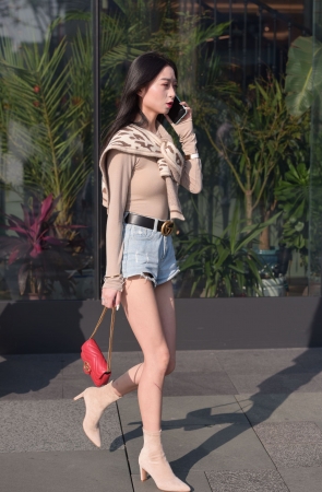 长腿热裤小姐姐