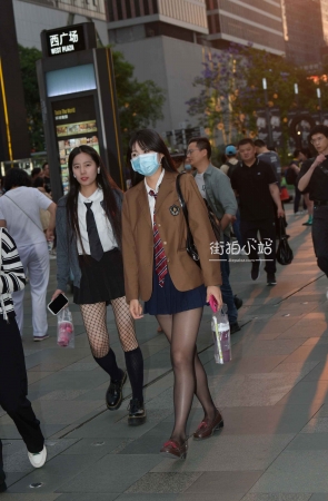 街拍嘿丝超短裙妹子