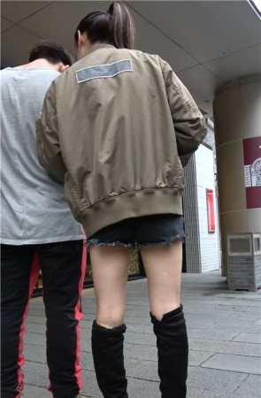 4K – 黑色超短裙街拍美腿长靴美丽小姐姐 [1.75 GB/MP4]