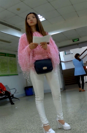 性感紧身白裤高跟鞋美女