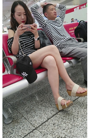 漂亮的白嫩裸腿美女