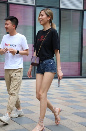 热裤大长腿的小姐姐