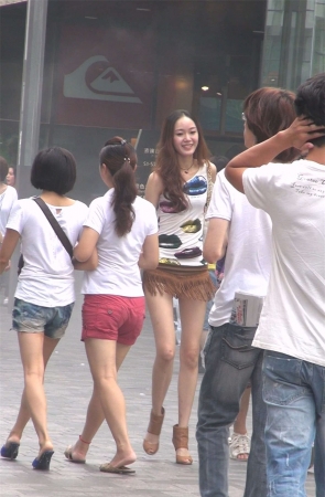 长腿短裤美女
