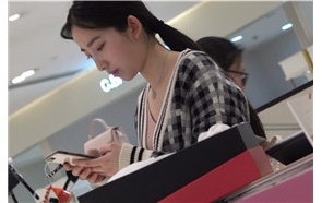 4k-紧身蓝牛凉鞋玉足小清新街拍美女