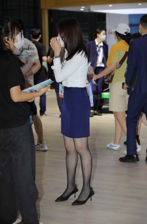 【街拍心灵】沃尔沃展厅工作人员黑 丝尖头街拍细高跟