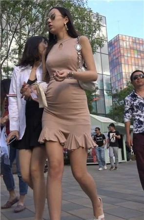 4K – 街拍性感火辣身材美女孕妈妈 [886 MB]