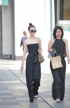 一字抹胸装美女