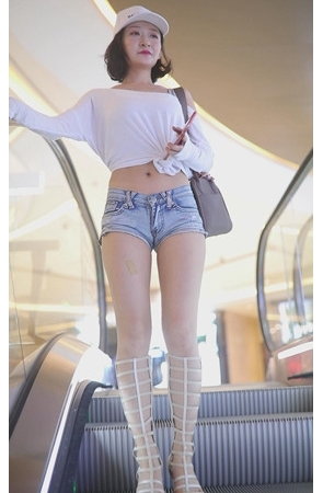 模拍漂亮的极品热裤月牙美女《五》[4.16G/MP4]