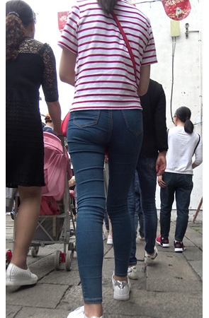 超紧牛仔裤小少妇