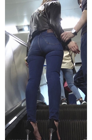 紧身牛仔裤妹子