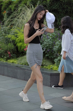 街拍包臀短裙运动鞋美眉