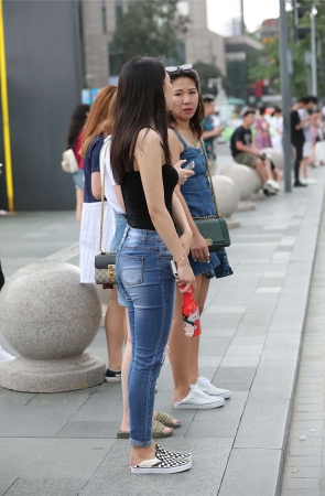 辉辉街拍作品 – 牛仔裤高叉衣美女小姐姐