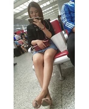 4K – 极品白皙美腿牛仔短裙气质街拍美女