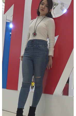 漂亮的高腰牛仔美女