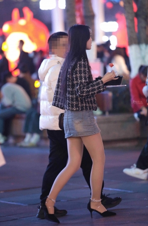 诱惑肉丝街拍高跟