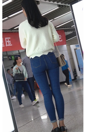 蓝色牛仔紧身裤小姐姐