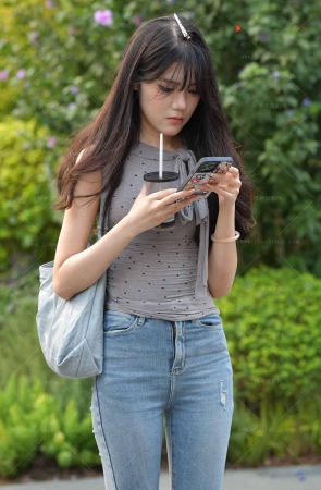 25221-4=109√紧身牛仔裤小姐姐【套图➕视频】 12P