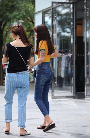 黄色T恤街拍紧身牛仔美眉原图