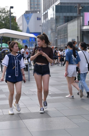 视觉冲击街拍作品 – 性感的YY热裤