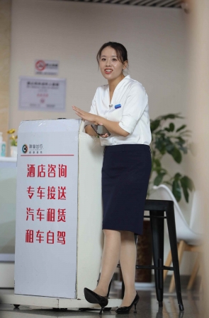 【街拍心灵】机场地勤黑丝街拍美腿制服