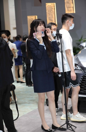 【街拍心灵】雷克萨斯销 售街拍黑丝制服美腿