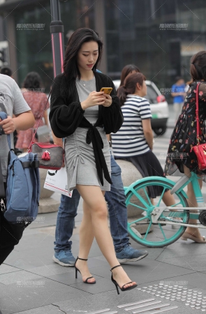 大大的眼睛 洁白的牙齿