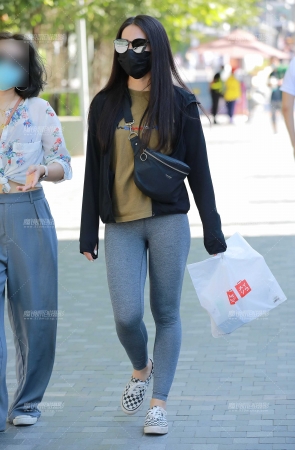 灰色瑜伽裤小妹