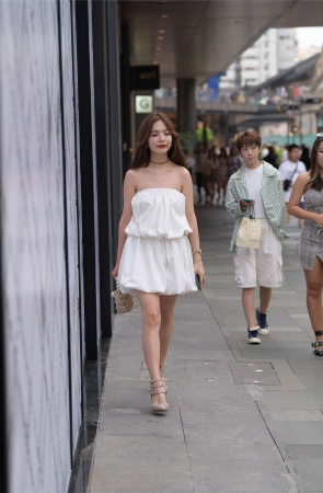 视觉冲击街拍作品 – 她来了，她真的又来了