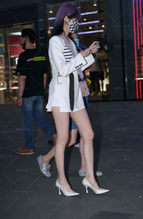 夜拍性感的白色高跟鞋美女