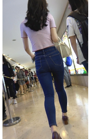 紧身牛仔裤小姐姐