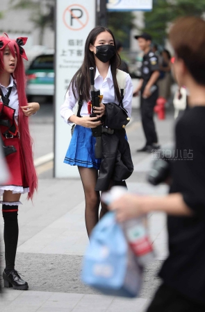 街拍蓝色短裙美少女