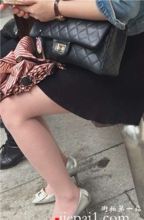 肉色丝袜美足美腿女神公交站等车。