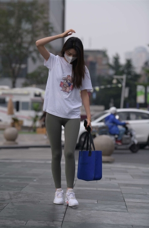 一始街拍作品 灰色瑜伽裤美女