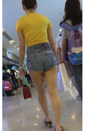 黄衣高腰热裤月牙美女