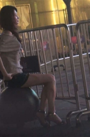 黑夜中迷人的长腿牛仔美女