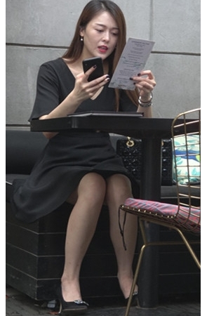 漂亮的黑色连衣裙美女[999M/MP4]