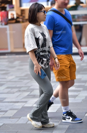 微丰腴紧身裤美女