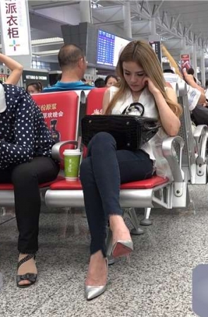 4K 候车室拍摄性感银白高跟美女 [1.69 GB]