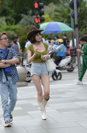 西部牛仔风热裤美眉