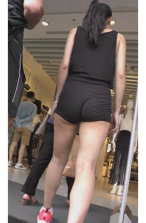 紧身短裤妹子