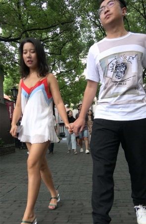 穿着很自然的高跟mm