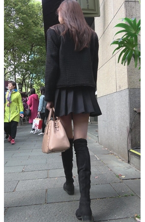 黑色高靴百褶裙美女