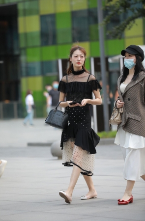 蕾丝连衣裙美女