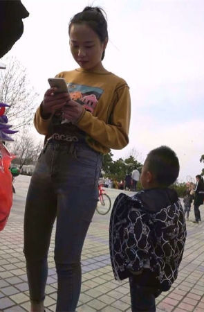 超有韵味的牛仔裤美少妇