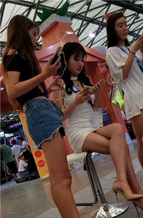 4k超清，白皙美腿高跟鞋美女，牛仔热裤美女不断抢镜