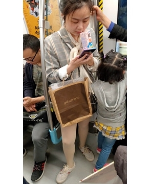 地铁上的丝袜姑娘 [493 MB/MP4]