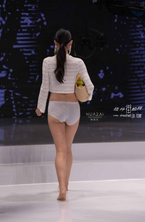 20117-7+67/就喜欢看穿内衣的女人 4P